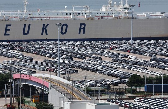 ESS용 동박 실적이 전기차용 실적 공백을 메울 수준은 아니라는 분석이다. 경기도 평택항에 전기차 등 수출용 차량이 세워져 있다. 사진=연합뉴스