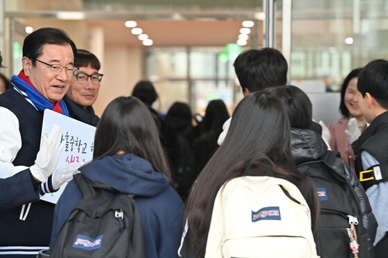 이현재 하남시장이 지난 3일 개교한 한홀중학교에서 등교하는 신입생들을 맞이하며 인사를 나누고 있다. 사진=하남시 제공