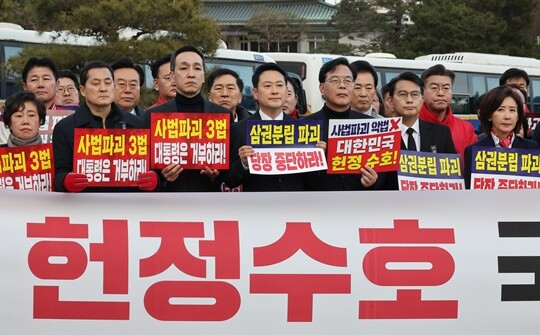 장동혁 국민의힘 대표가 3월 3일 오후 서울 종로구 청와대 사랑채 앞에서 열린 사법독립 헌정수호 국민 기자회견에 참석하고 있다. 사진=임준선 기자