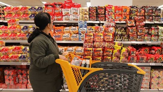 밀가루를 원재료로 하는 식품 가격이 줄줄이 내리고 있지만 라면 가격 인하 소식은 아직 들리지 않고 있다. 서울 시내 대형마트에서 시민이 장을 보는 모습으로 기사의 특정 내용과 관련없다. 사진=박정훈 기자