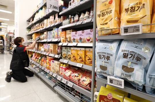 서울 한 대형마트 직원이 진열대 위 밀가루 제품을 정리하고 있다. 사진=박정훈 기자