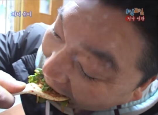 2008년 KBS 예능프로그램 ‘1박 2일’에서 방송된 강호동의 비빔밥 먹방이 숏폼 등의 형태로 인기를 끌며 ‘봄동비빔밥’이 급속도로 주목받고 있다. 사진=유튜브 ‘KBS Entertain: 깔깔티비’ 갈무리