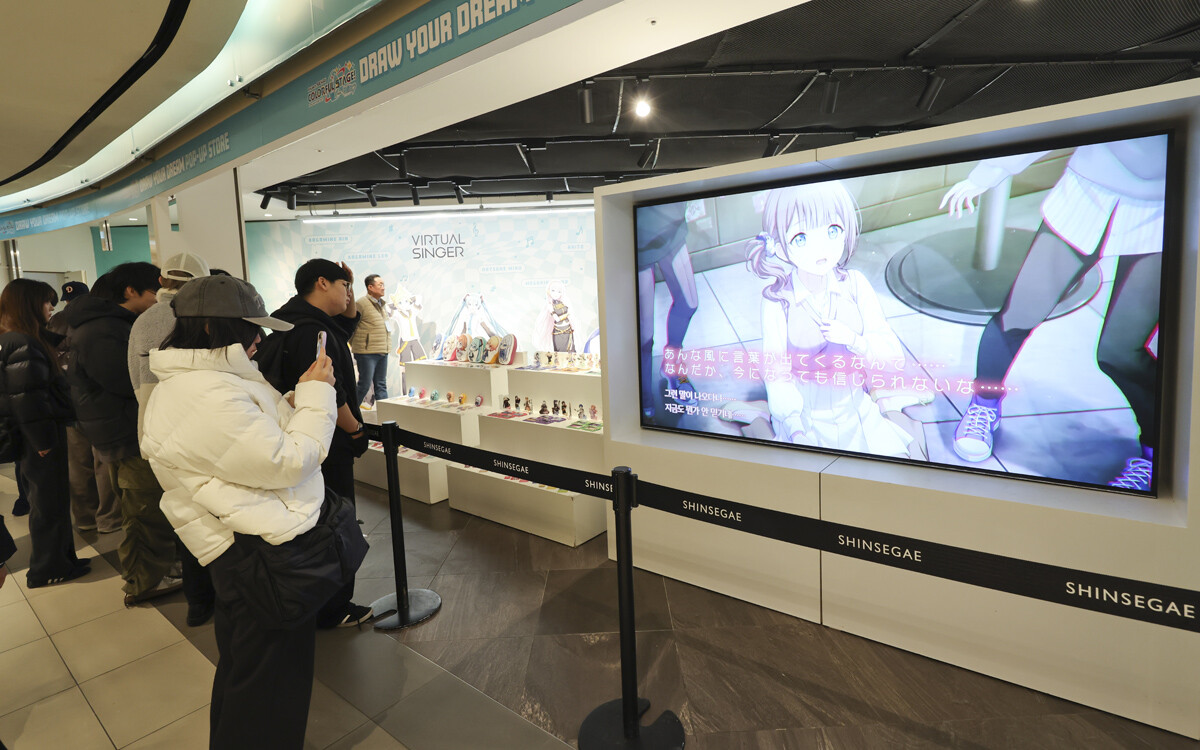 현장 스크린에 상영되는 유닛별 PV 영상을 시청하는 시민.