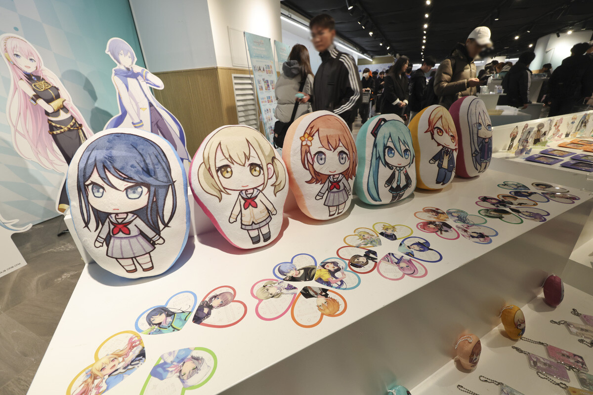 아크릴 스탠드, 캔뱃지, 포토카드 세트, 키링 등 총 220여 종의 상품을 한자리에서 만나볼 수 있다.