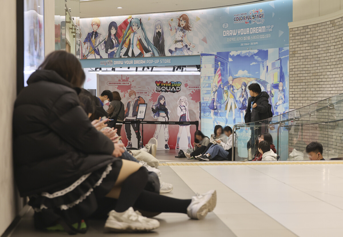 팝업스토어 앞에서 많은 시민들이 입장을 기다리고 있다.