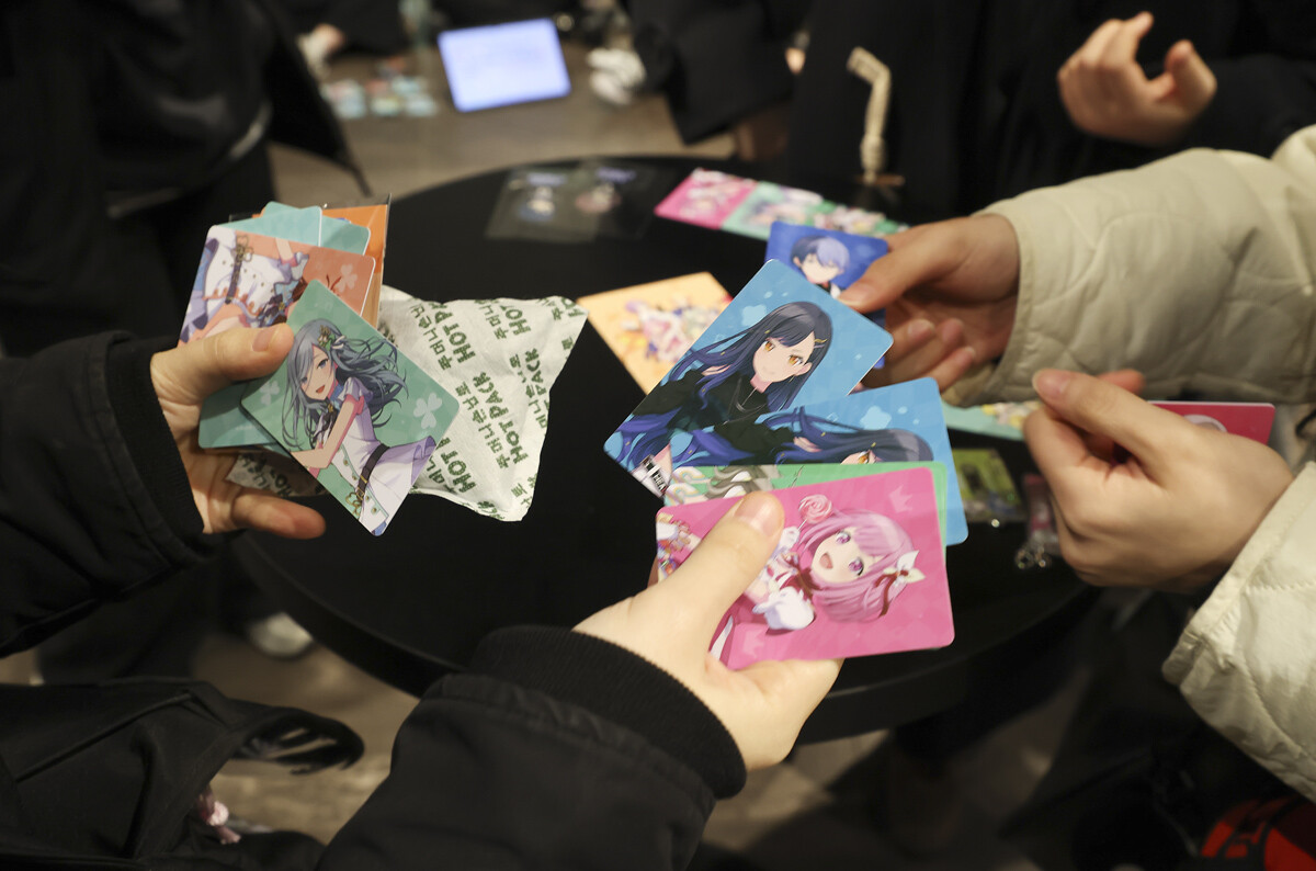 현장에서 굿즈를 서로 맞교환을 하고 있다.