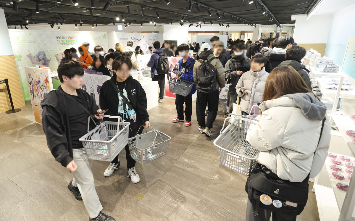 팝업에 입장한 시민들이 상품을 구매하고 있다.