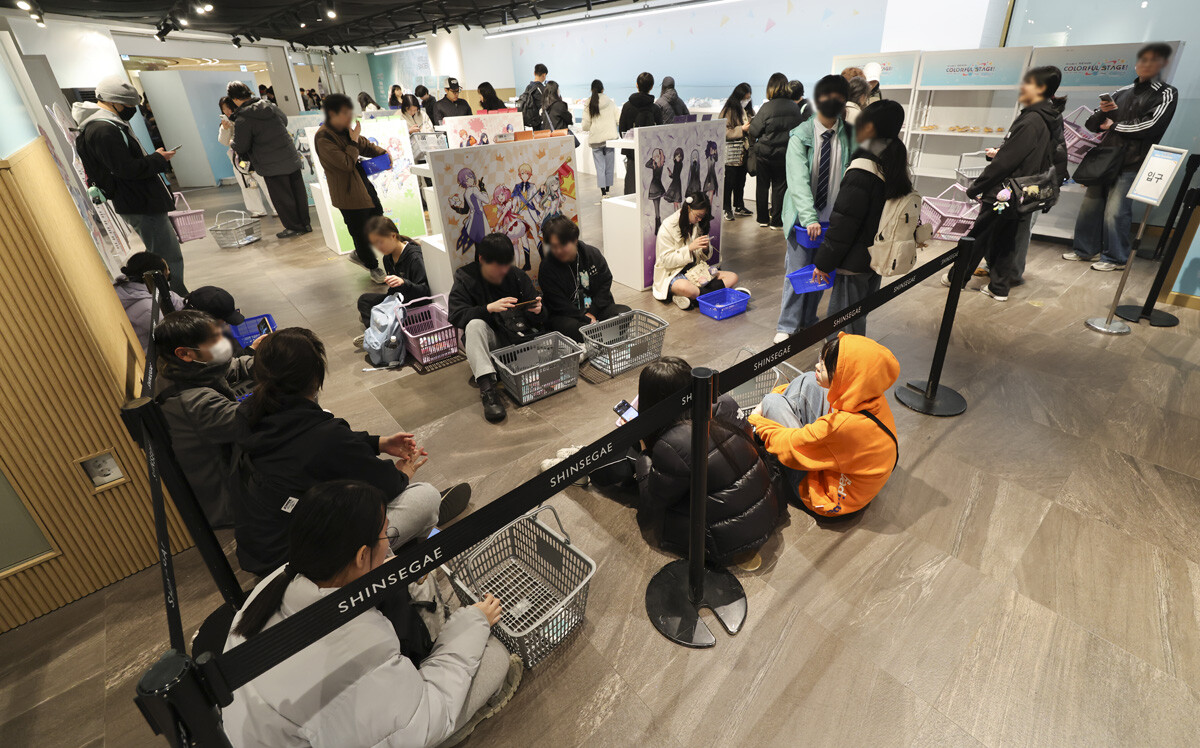 품절된 캐릭터 상품 재입고를 기다리는 시민들.