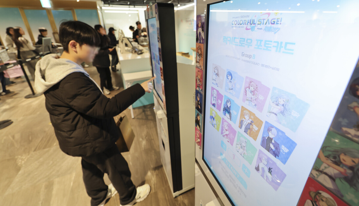 팝업스토어를 찾은 시민들이 럭키드로우 포토카드를 구입하고 있다.