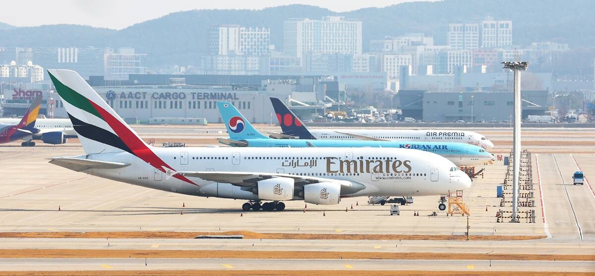 4일 인천국제공항에 에미레이트 항공 A-380 여객기가 계류하고 있다. 해당 여객기는 지난달 28일 오후 아랍에미리트(UAE) 두바이에서 인천공항에 도착해 1일 밤 승객을 태우고 두바이로 돌아갈 예정이었지만 중동 사태로 인해 항공편이 결항되며 인천공항에 계류하게 됐다. 사진=연합뉴스
