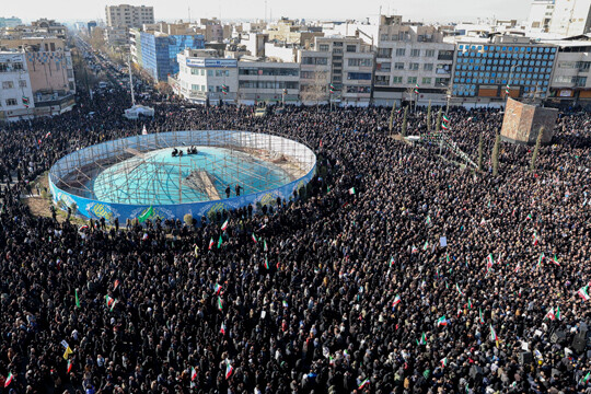 3월 1일 이란 수도 테헤란의 시민들이 최고지도자 하메네이의 서거를 애도하기 위해 운집했다. 사진=신화/연합뉴스