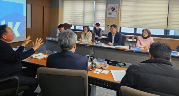 이상진 수도권대기환경청장이 5일 수도권대기환경청에서 재생에너지 보급·확대를 위한 민·관 간담회를 개최하여 정책 방향 및 보급 모델 등에 대하여 논의하고 있다. 사진=수도권대기환경청 제공