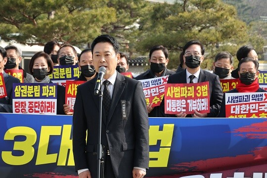 장동혁 국민의힘 대표가 3월 5일 청와대 사랑채 분수대 앞에서 열린 현장 의원총회에서 발언하고 있다. 사진=임준선 기자