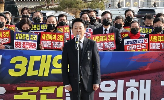 장동혁 국민의힘 대표가 3월 5일 서울 종로구 청와대 분수대 앞에서 열린 현장 의원총회에서 발언하고 있다. 사진=임준선 기자
