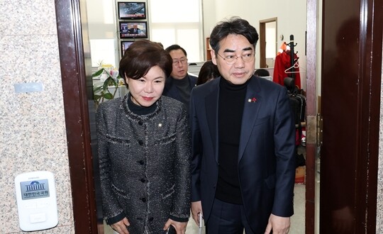 국민의힘 소장파 모임 ‘대안과 미래’ 소속 이성권 조은희 의원이 3월 4일 국회 원내대표실에서 당의 노선 변화를 촉구하며 송언석 원내대표와 면담을 마친 뒤 이동하고 있다. 사진=연합뉴스