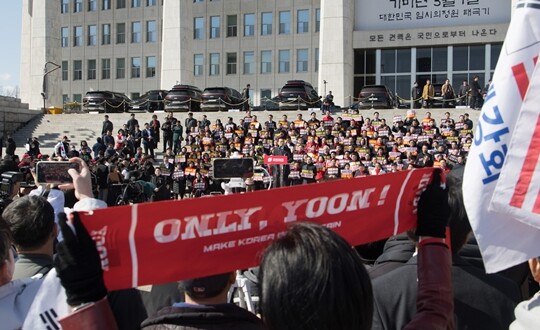 3월 3일 서울 여의도 국회 본관 계단 앞에서 국민의힘 주최로 열린 ‘사법독립 헌정수호를 위한 대국민호소 국민대장정 규탄대회’에서 장동혁 대표가 출정사를 하고 있다. 이를 지켜보는 ‘윤어게인’ 세력의 손팻말이 눈길을 끈다. 사진=이종현 기자