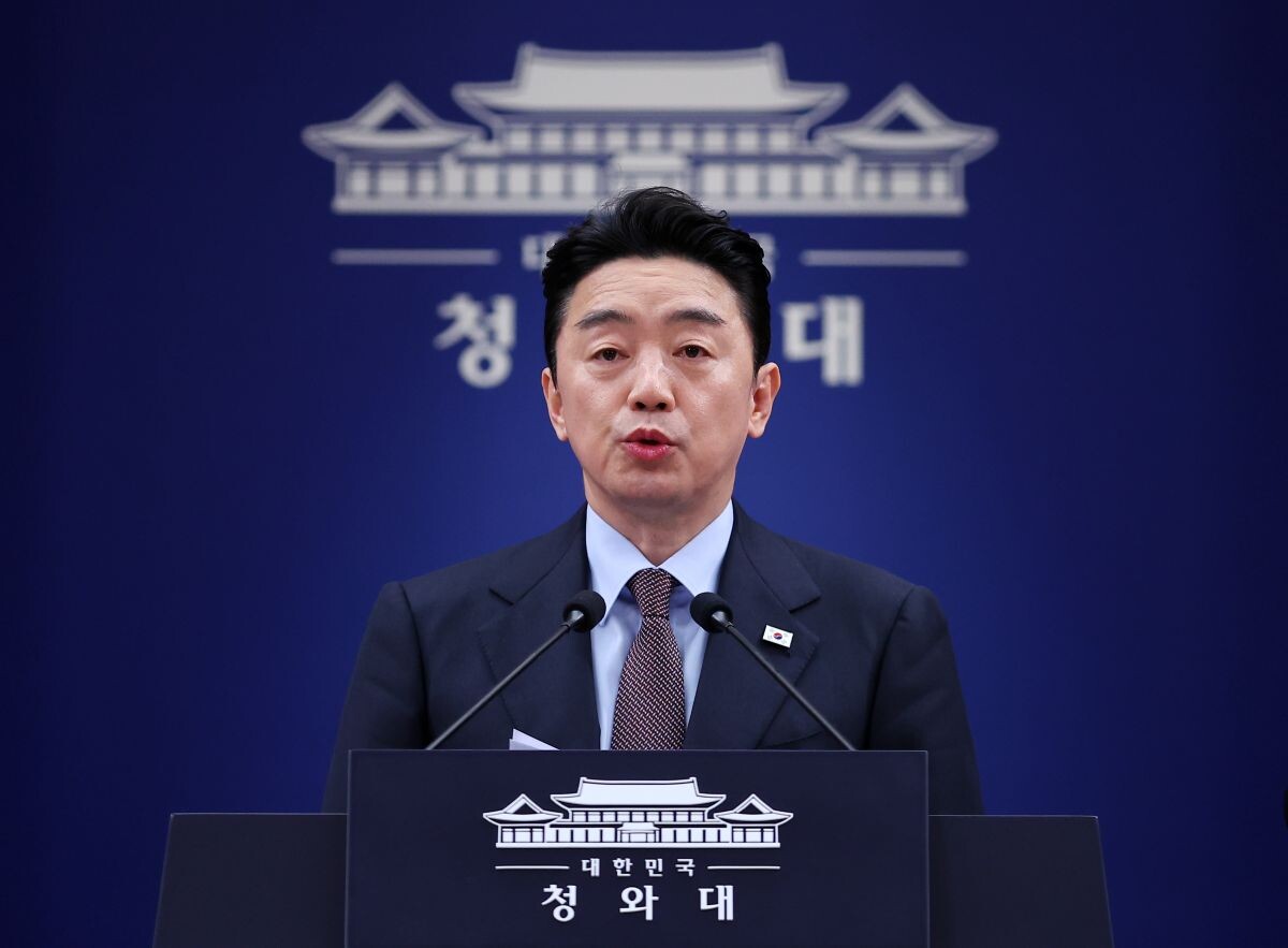 강훈식 대통령 비서실장이 6일 청와대 춘추관에서 UAE 체류 국민 귀국 지원 및 원유 확보 관련 브리핑을 하고 있다. 사진=연합뉴스