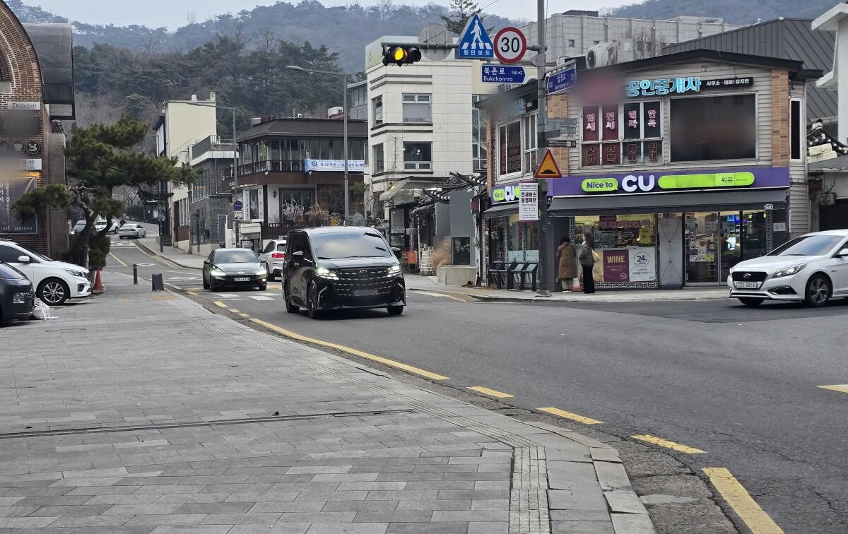 6일 오후 서울 종로구 삼청동 식당가. 한산한 분위기 속 행인 두 명과 차량 몇 대만 보인다. 사진=정원혁 인턴기자
