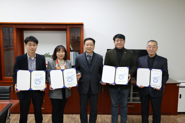 인천환경공단 본부에서 김성훈 이사장(가운데)과 신규 위촉된 시민감사관들이 위촉식을 마치고 기념 촬영을 하고 있다. 사진=인천환경공단 제공