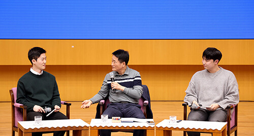 박남식 제철소장(중앙)이 직원들과 경영전략과 미래비전에 대해 대화를 나누고 있다. 사진=포스코 제공