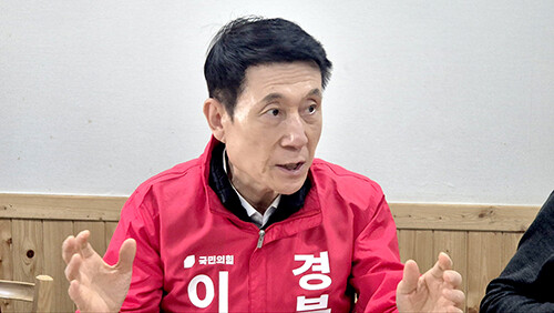 이강덕 예비후보가 최근 경북 포항 한 식당에서 가진 대구경북취재본부장들과의 간담회에서 KT통합에 대한 명확한 자신의 입장을 밝히고 있다. 사진=최창현 기자