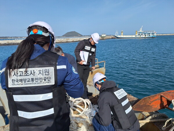한국해양교통안전공단 어선원 안전·보건 전담 직원이 어선원 중대재해 사고조사 지원을 수행하고 있는 모습. 사진=KOMSA 제공