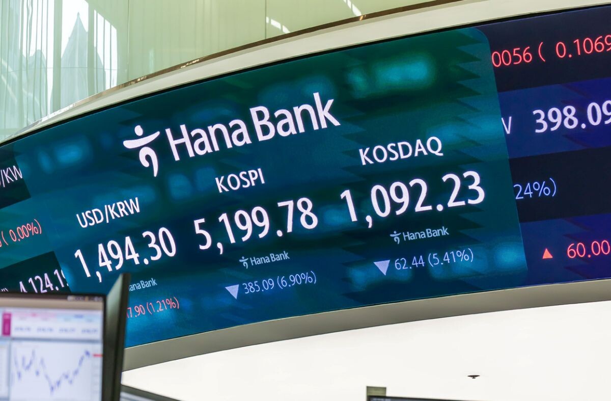 9일 서울 중구 하나은행 딜링룸 전광판에 코스피 등 시황이 표시되고 있다. 사진=최준필 기자
