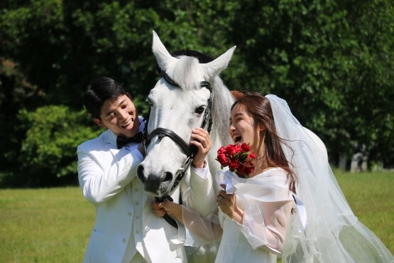 렛츠런파크 부산경남에서 웨딩 사진을 촬영한 김수홍·박진선 커플. 사진=렛츠런파크 부산경남 제공