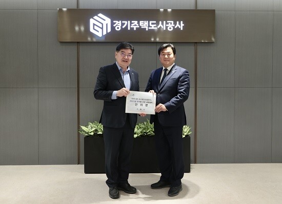 임병택 시흥시장이 김용진 GH사장에게 공동협력 건의문을 전달하고 있다. 사진=시흥시 제공