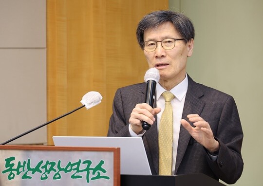 윤영관 아산정책연구원 이사장이 지난 3월 11일 서울 관악구 서울대학교 호암교수회관에서 열린 제127회 동반성장포럼에서 ‘트럼프 2기 시대 국제정치와 한국’을 주제로 강연을 하고 있다. 사진=임준선 기자