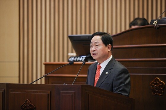 주광덕 남양주시장이 남양주시의회 본회의장에서 열린 제318회 임시회 제1차 본회의 시정질문에서 진접선 배차간격 개선 등 교통 현안에 대해 답변하고 있다. 사진=남양주시 제공