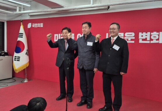 이은 후보(오른쪽)가 중앙당 공천 면접 후 기념촬영을 갖는 모습. 사진=이은 캠프 제공