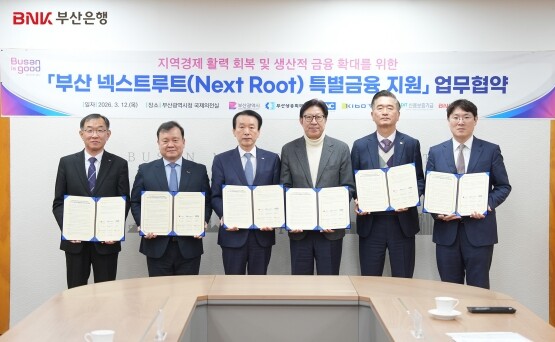 협약식 장면. 왼쪽부터 신용보증기금 채병호 상임이사, 기술보증기금 이재필 상임이사, BNK부산은행 김성주 은행장, 부산광역시 박형준 시장, 부산상공회의소 정현민 상근부회장, 차세대기업클럽 심현우 회장. 사진=부산은행 제공