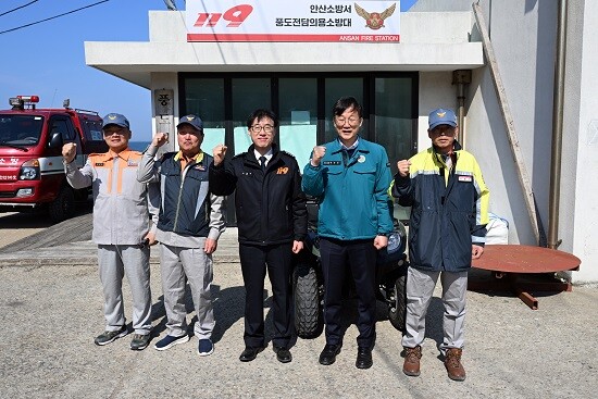이민근 안산시장이 13일 탄도항과 풍도 일원에서 '제16회 일사천리 민생안전회의'를 개최한 뒤 기념촬영을 하고 있다. 사진=안산시 제공