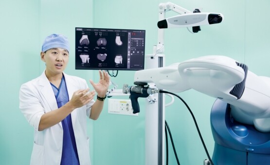 울산엘리야병원 로봇수술센터 최치범 센터장의 진료 장면. 사진=울산엘리야병원 제공