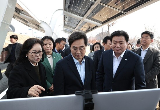 김동연 경기지사와 임병택 시흥시장이 16일 경기 햇빛 자전거길 1호 준공식에 참석했다. 사진=시흥시 제공