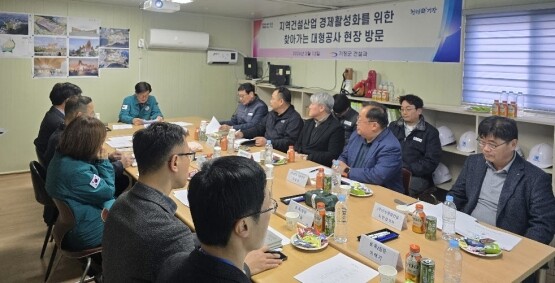 정종복 군수가 관내 대형 공사현장을 방문한 모습. 사진=기장군 제공