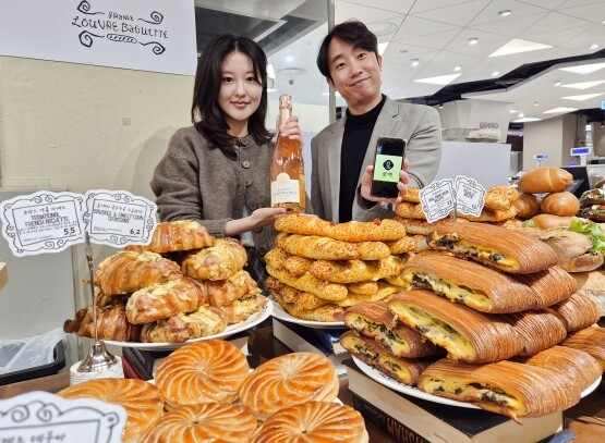 롯데백화점 부산본점 지하 2층 프랑스루브르바게트 팝업스토어에서 직원들이 고메위크 행사를 홍보하는 모습. 사진=롯데백화점 제공