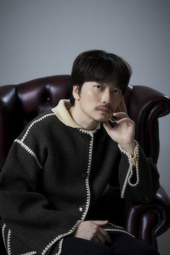 영화 '메소드연기'에서 배우 이동휘는 대중이 원하는 연기와 자신이 바라는 연기 사이의 괴리에 고민하는 '배우 이동휘'를 연기했다. 사진=런업컴퍼니, 바이포엠스튜디오 제공