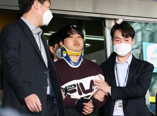 인터넷 메신저 텔레그램에서 미성년자를 포함해 최소 74명의 성 착취물을 제작·유포한 혐의를 받는 '박사방' 운영자 조주빈이 2020년 3월 25일 오전 서울 종로구 종로경찰서에서 서울중앙지방검찰청으로 이송되고 있다. 사진=일요신문 자료