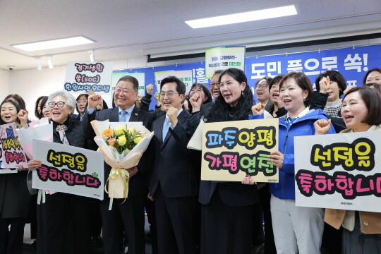 경기 생활쏙(SOC) 환원사업 대상지역 주민들과 김동연 지사. 사진=김동연 SNS