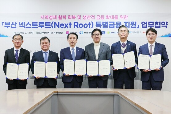 협약식 장면. 왼쪽부터 채병호 신보 이사, 이재필 기보 이사, 김성주 부산은행장, 박형준 부산시장, 정현민 부산상공회의소 부회장, 심현우 부산차세대기업인클럽 회장. 사진=기보 제공