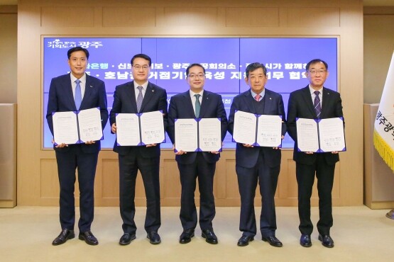 협약식 장면. 왼쪽부터 박주선 기보 전무이사, 김영문 광주시 문화경제부시장, 이호성 하나은행장, 한상원 광주상공회의소 회장, 채병호 신보 이사. 사진=기보 제공