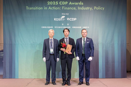 ▲ 3월 10일 서울 중구 앰배서더 서울 풀만 호텔에서 열린 ‘2025 CDP 코리아 어워드’에서 김남욱 ㈜한화 ESG협의체 환경경영모듈장(가운데)과 장지인 CDP 한국위원회 위원장(왼쪽), 호세 오르도네스 CDP 글로벌 APAC 총괄대표(오른쪽)가 기념촬영을 하고 있다.