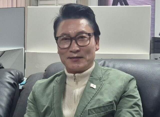 박경수 후보가 인터뷰를 통해 지역 발전 구상을 설명하고 있다.사진=최남일 기자