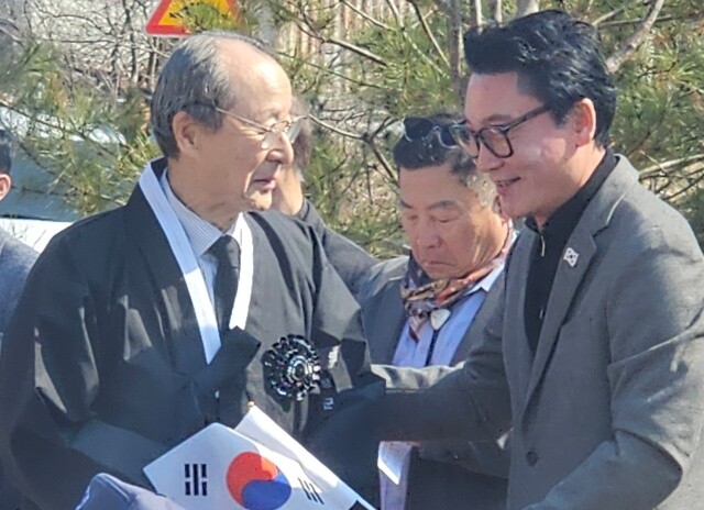 3·15 만세운동 기념식에서 김우일 가평군 광복회 회장(왼쪽)과 인사를 나누고 있는 박경수 후보.사진제공=박경수 후보