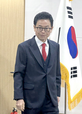 이철우 지사가 19일 오전 기자회견을 위해 경북도의회 다목적홀에 들어 오고 있다. 사진=최창현 기자