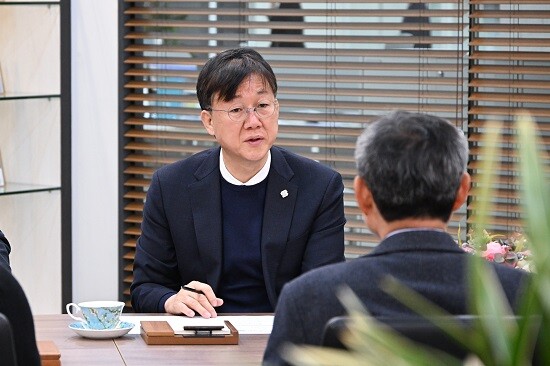 이민근 안산시장이 18일 안상상공회의소에서 긴급 간담회를 갖고 있다. 사진=안산시 제공