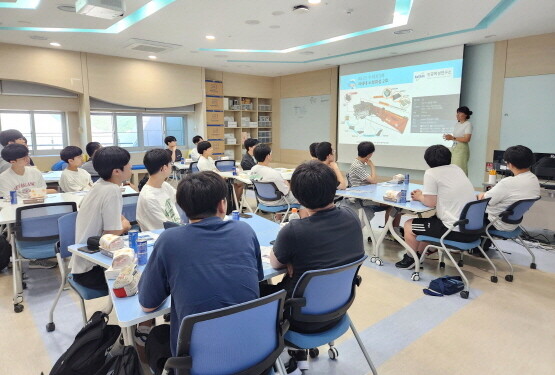 지난해 ‘BNK부산은행과 함께하는 과학관 교육, 해피BUS데이’ 교육 장면. 사진=국립부산과학관 제공
