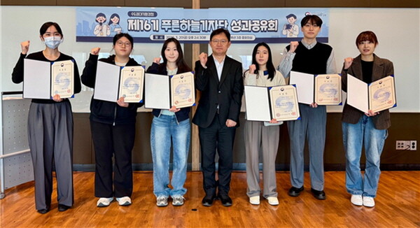 이상진 수도권대기환경청장(가운데)이  20일 제16기 푸른하늘기자단 성과 공유회에서 참석자들과 기념촬영을 하고 있다.사진=수도권대기환경청 제공